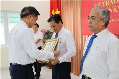Đảng ủy Công ty Truyền tải điện 4 tổ chức trao tặng Huy hiệu 30 năm tuổi Đảng cho 2 đảng viên