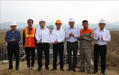 Tổng giám đốc EVNNPT Phạm Lê Phú động viên các đơn vị thi công xuyên Tết Dự án đường dây 500kV mạch 3