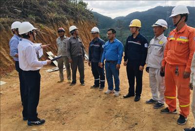Công đoàn EVNNPT tặng quà, động viên lực lượng thi công Dự án đường dây 500 kV Vân Phong – Vĩnh Tân