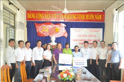 Khối thi đua doanh nghiệp I hỗ trợ sinh kế cho các hộ nghèo xã Hòa Phú, huyện Hòa Vang, TP. Đà Nẵng