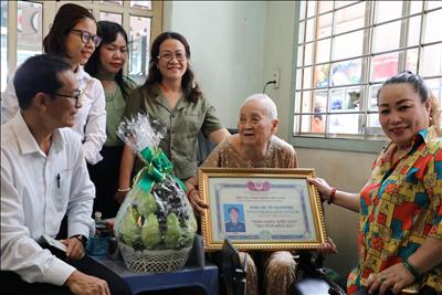 Công ty Truyền tải điện 4: Thăm, tặng quà Mẹ Việt Nam anh hùng Võ Thị Phương nhân dịp 76 năm ngày Thương binh - Liệt sĩ 