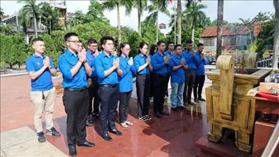 Đoàn thanh niên PTC1, dâng hương tưởng nhớ, tri ân các Anh hùng liệt sĩ tại Nghĩa trang Liệt sĩ Ngọc Hồi Thành phố Hà Nội