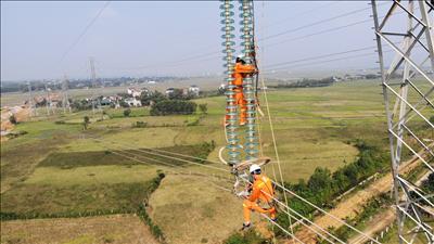 Thi công sửa chữa trục truyền tải điện 500kV Bắc - Nam khu vực miền Trung để nâng cao năng lực truyền tải thời gian tới