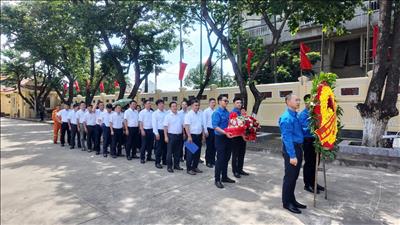 Công ty Truyền tải điện 1 dâng hương tưởng niệm các Anh hùng liệt sỹ 