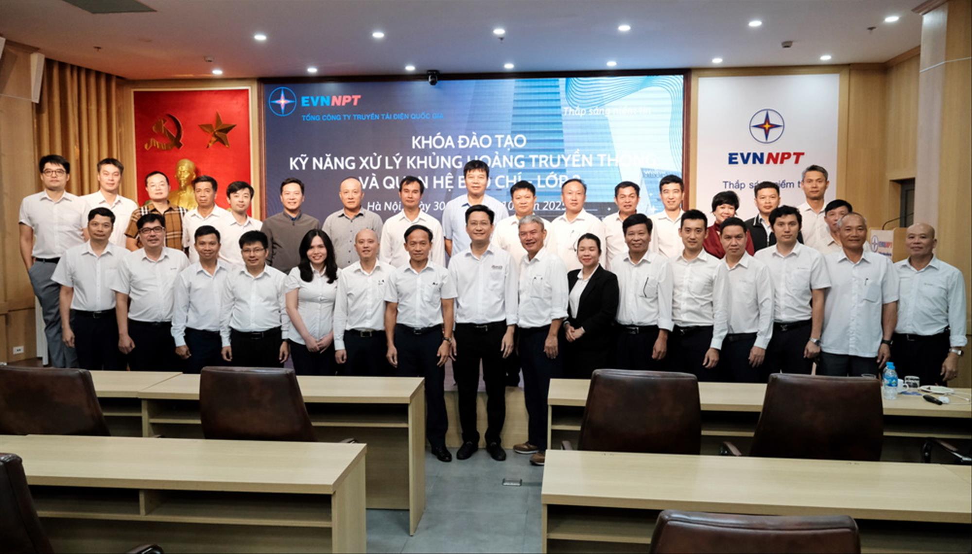 Gần 50 cán bộ phụ trách công tác truyền thông trong EVNNPT được trang bị “Kỹ năng xử lý khủng hoảng truyền thông và quan hệ báo chí”