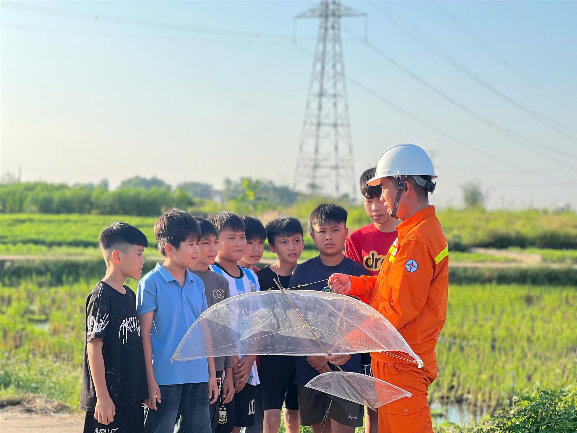 Hiểm họa từ việc thả diều gần hành lang lưới điện truyền tải