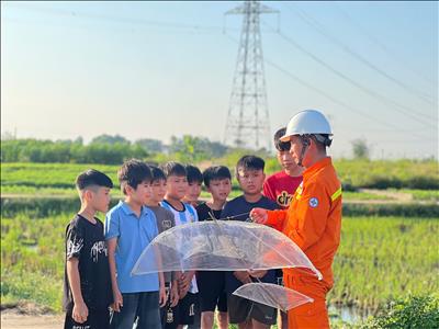 Hiểm họa từ việc thả diều gần hành lang lưới điện truyền tải