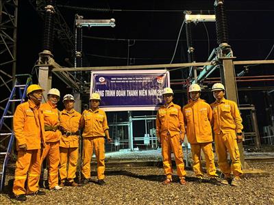 Đoàn Thanh niên Đội TTĐ Đông Bắc 3 xung kích thực hiện công trình sửa chữa, bảo dưỡng thiết bị Trạm biến áp 220kV Phú Bình