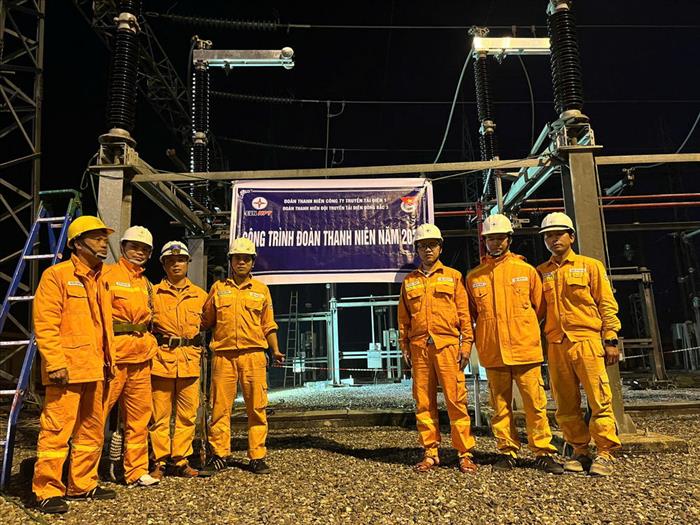 Đoàn Thanh niên Đội TTĐ Đông Bắc 3 xung kích thực hiện công trình sửa chữa, bảo dưỡng thiết bị Trạm biến áp 220kV Phú Bình