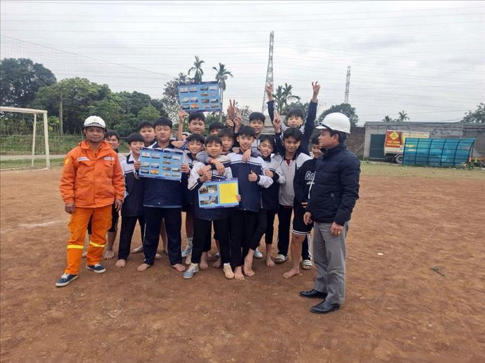 Chủ động ngăn ngừa thả diều – Giữ an toàn lưới điện truyền tải phục vụ Đại hội Đảng lần thứ XIV