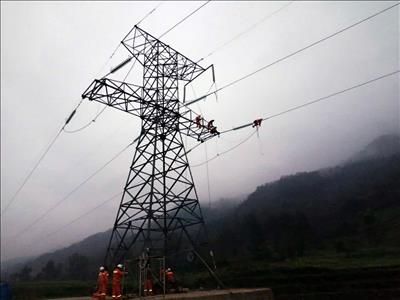 Vượt khó thi công thay dây dẫn siêu nhiệt, Truyền tải điện Tây Bắc 2 đảm bảo dòng điện an toàn đón Xuân Bính Ngọ 2026