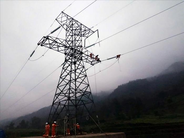 Vượt khó thi công thay dây dẫn siêu nhiệt, Truyền tải điện Tây Bắc 2 đảm bảo dòng điện an toàn đón Xuân Bính Ngọ 2026