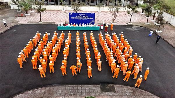 Gần 600 CBCNV Công ty Truyền tải điện 1 tham gia diễn tập phòng chống thiên tai và tìm kiếm cứu nạn tại TBA 500kV Vũng Áng