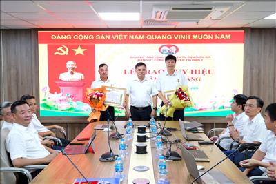 Trao huy hiệu 30 năm tuổi Đảng cho 2 đảng viên thuộc Đảng bộ Công ty Truyền tải điện 1