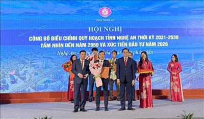 Nghệ An trao quyết định chấp thuận chủ trương đầu tư Dự án cải tạo đường dây 220kV Hưng Đông – Nghi Sơn cho EVNNPT