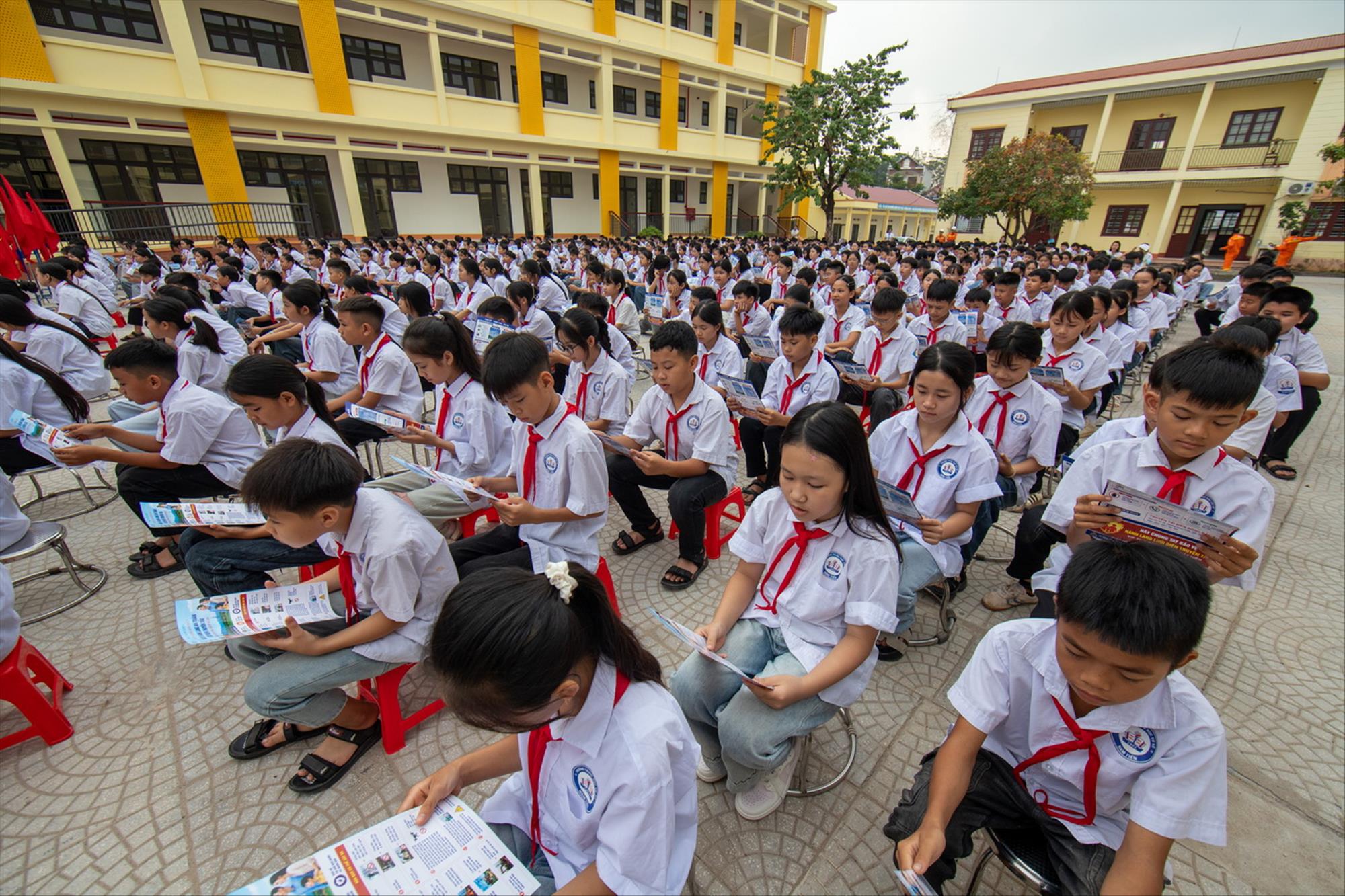 Truyền tải điện Đông Bắc 3 tuyên truyền bảo vệ hành lang an toàn lưới điện cho gần 600 học sinh