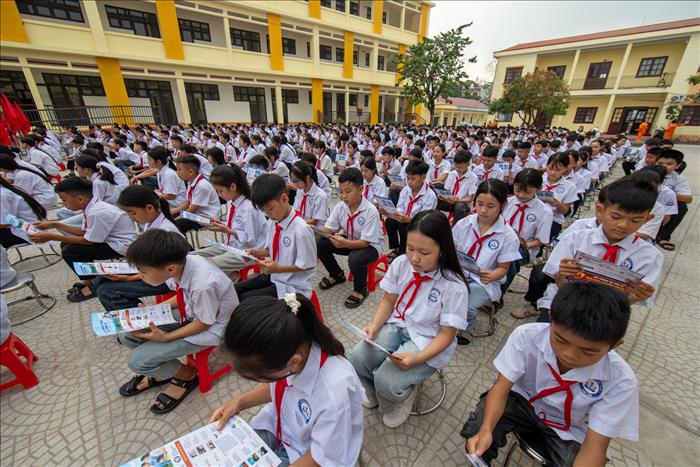 Truyền tải điện Đông Bắc 3 tuyên truyền bảo vệ hành lang an toàn lưới điện cho gần 600 học sinh