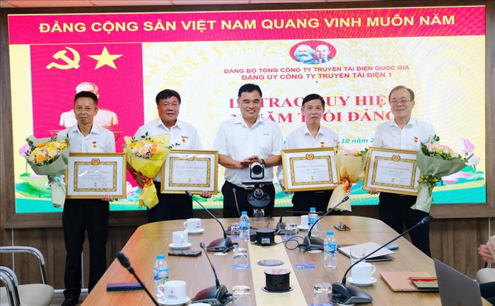 Đảng ủy PTC1 tổ chức Lễ trao tặng Huy hiệu 35 năm, 30 năm tuổi Đảng: Niềm vinh dự, tự hào của mỗi đảng viên và toàn Đảng bộ
