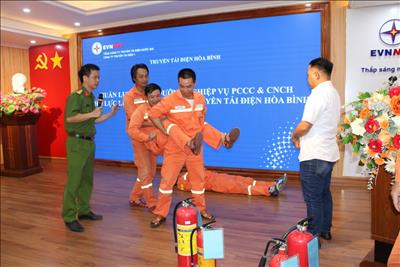 Truyền tải điện Hoà Bình tổ chức huấn luyện nghiệp vụ phòng cháy chữa cháy và cứu nạn cứu hộ