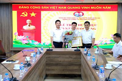 Đảng ủy Công ty Truyền tải điện 1 trao tặng Huy hiệu 30 năm tuổi Đảng cho đảng viên
