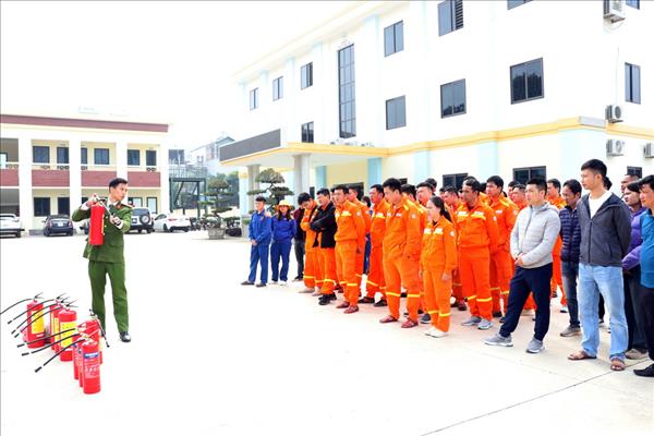 150 nhân viênTruyền tải điện Tây Bắc 2 hoàn thành khóa huấn luyện PCCC&CNCH định kỳ năm 2023