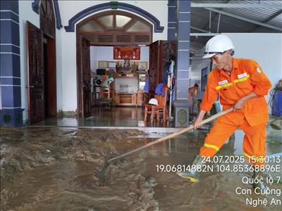 Đội Truyền tải điện Nghệ An chung tay hỗ trợ nhân dân khắc phục hậu quả do bão số 3 (bão WIPHA)