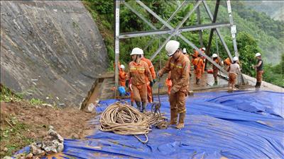 Giữ vững hệ thống truyền tải điện quốc gia giữa đại ngàn Tây Bắc mùa mưa lũ