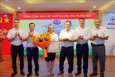 Đảng ủy Công ty Truyền tải điện 1 trao Bằng khen của Đảng ủy Khối Doanh nghiệp Trung ương cho đảng viên Hoàn thành xuất sắc nhiệm vụ 5 năm liền (2018-2022)