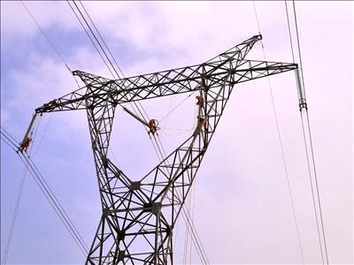 Thi công sửa chữa công trình truyền tải điện 500kV để đảm bảo cấp điện cho Thủ đô Hà Nội trong thời gian tới
