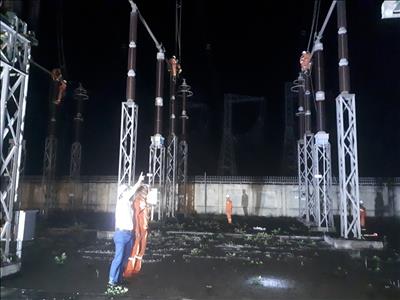 Truyền tải điện Hà Tĩnh: Sửa chữa, bảo dưỡng thiết bị để bảo đảm vận hành an toàn ổn định cao điểm nắng nóng 