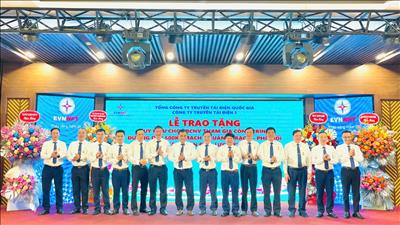 PTC1 trao tặng huy hiệu EVN vinh danh hơn 1.000 CBCNV tham gia xây dựng công trình đường dây 500kV mạch 3