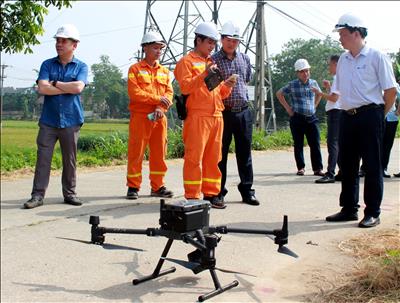 Kiểm tra công tác triển khai ứng dụng thiết bị bay UAV trong quản lý vận hành đường dây tại Truyền tải điện Tây Bắc