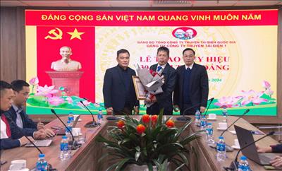 Trao huy hiệu 30 năm tuổi Đảng cho Đảng viên Chi bộ Đội Truyền tải điện Hà Nội 1