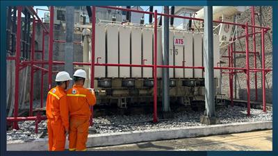 Hà Nội nắng nóng, lính truyền tải điện 