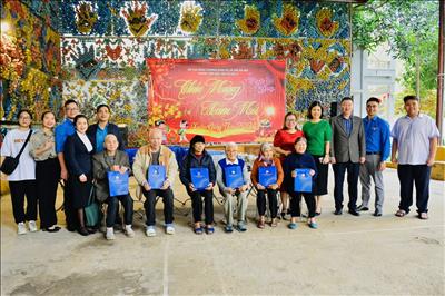 Công ty Truyền tải điện 1 thăm và tặng quà tại Trung tâm Bảo trợ xã hội 3 Hà Nội