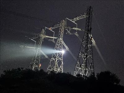Sẵn sàng cung cấp điện cho mùa nắng nóng 2024 trục đường dây cao áp Trung - Bắc