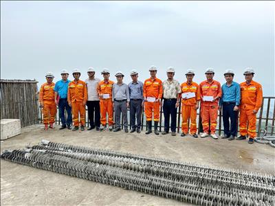 Thăm hỏi, động viên công nhân thay cách điện đường dây 500kV Sơn La - Hòa Bình