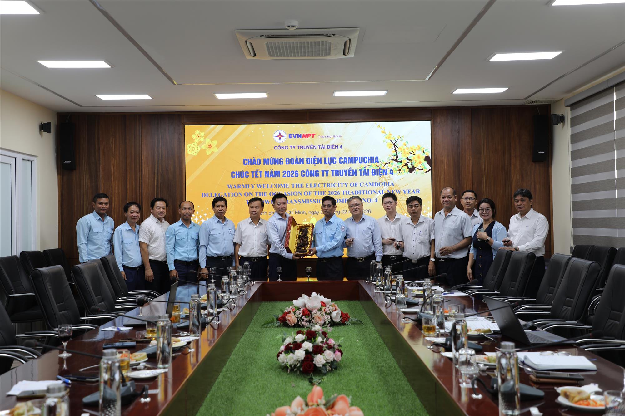 Công ty Truyền tải điện 4 và Công ty Điện lực Campuchia trao đổi về tình hình hợp tác