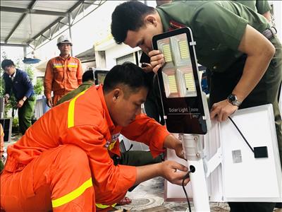 Chi đoàn Truyền tải điện Phú Yên bàn giao công trình thanh niên “Thắp sáng đường quê”