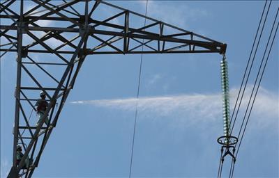 TTĐ Kon Tum thực hiện vệ sinh cách điện bằng nước áp lực cao trên đường dây 500 kV mạch 1 Thạnh Mỹ - Pleiku 2