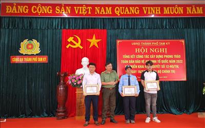 Nhân viên Truyền tải điện Quảng Nam được Công an tỉnh Quảng Nam tặng giấy khen