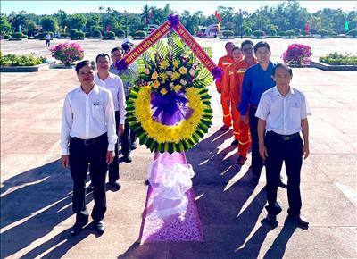 Truyền tải điện Quảng Nam dâng hương tri ân tại Nghĩa trang liệt sĩ tỉnh Quảng Nam