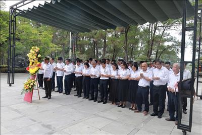 Công ty Truyền tải điện 2 dâng hương tri ân các anh hùng liệt sĩ tại Nghĩa trang Liệt sĩ Quốc gia 