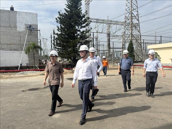 Phó Tổng giám đốc EVNNPT Lưu Việt Tiến kiểm tra tiến độ nâng công suất Trạm biến áp 500kV Đà Nẵng