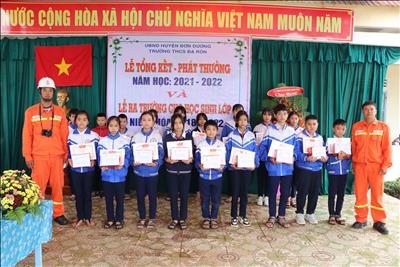 Truyền tải điện Lâm Đồng đến với trẻ em vùng sâu, vùng xa sau một năm học đặc biệt