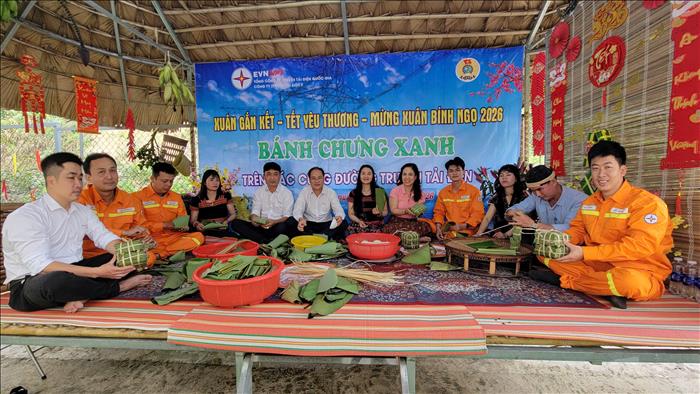 Công ty Truyền tải điện 2 tổ chức chương trình “Bánh chưng xanh trên các cung đường truyền tải điện”.