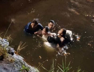 Công nhân Đội Truyền tải điện Quảng Trị cứu 3 người thoát chết đuối giữa dòng nước 