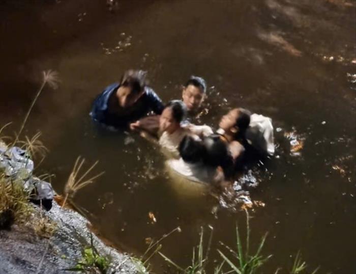 Công nhân Đội Truyền tải điện Quảng Trị cứu 3 người thoát chết đuối giữa dòng nước 