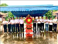 Đội Sửa chữa, thí nghiệm điện 2 dâng hương tại đài tưởng niệm anh hùng liệt sỹ