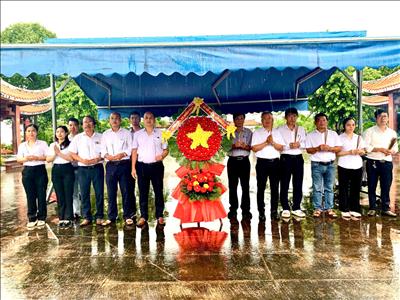 Đội Sửa chữa, thí nghiệm điện 2 dâng hương tại đài tưởng niệm anh hùng liệt sỹ